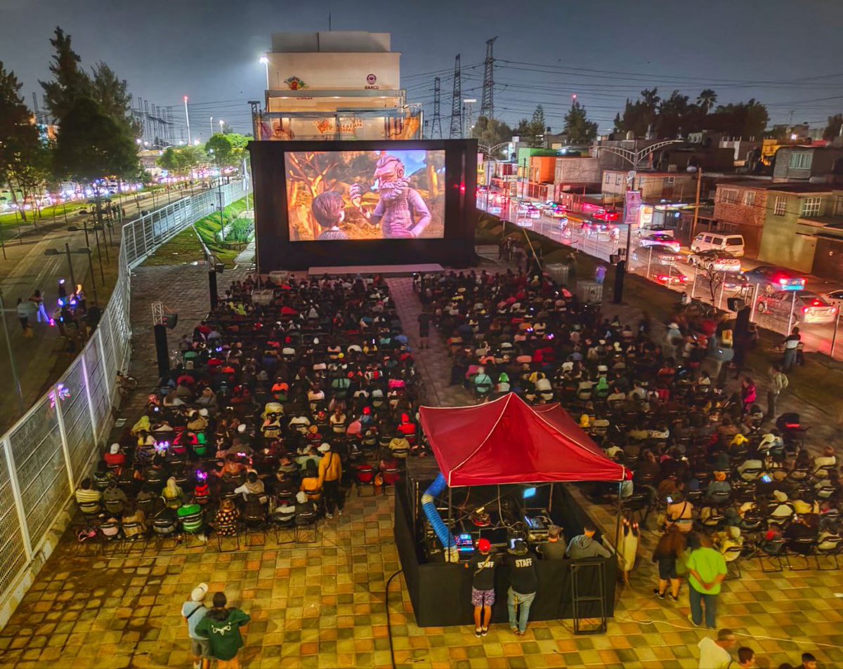 ClaraBrugadaM's tweet photo. Una gran noche se vivió hoy en el #BarcoUtopía con la proyección de la película de @RealGDT ganadora del #Oscar: #Pinocho, con la que festejamos con cientos de vecin@s el #DíaDeLaNiñaYElNiño, quienes además se tomaron la foto con la marioneta gigante.

¡Gracias por acompañarnos! https://t.co/VmF9ZZGV54