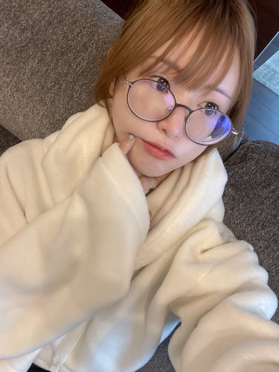 amatsuka_moe's tweet photo. 今日は久しぶりにほんとに何もない元気なオフだから、丸一日メガネ🥸

ほんとに目が悪いのが伝わる一枚。笑

もう少し猫なでたらお昼ご飯ついでにゆるゆるとカレーオフ会の準備がんばる〜！ https://t.co/v65DUhy3x7