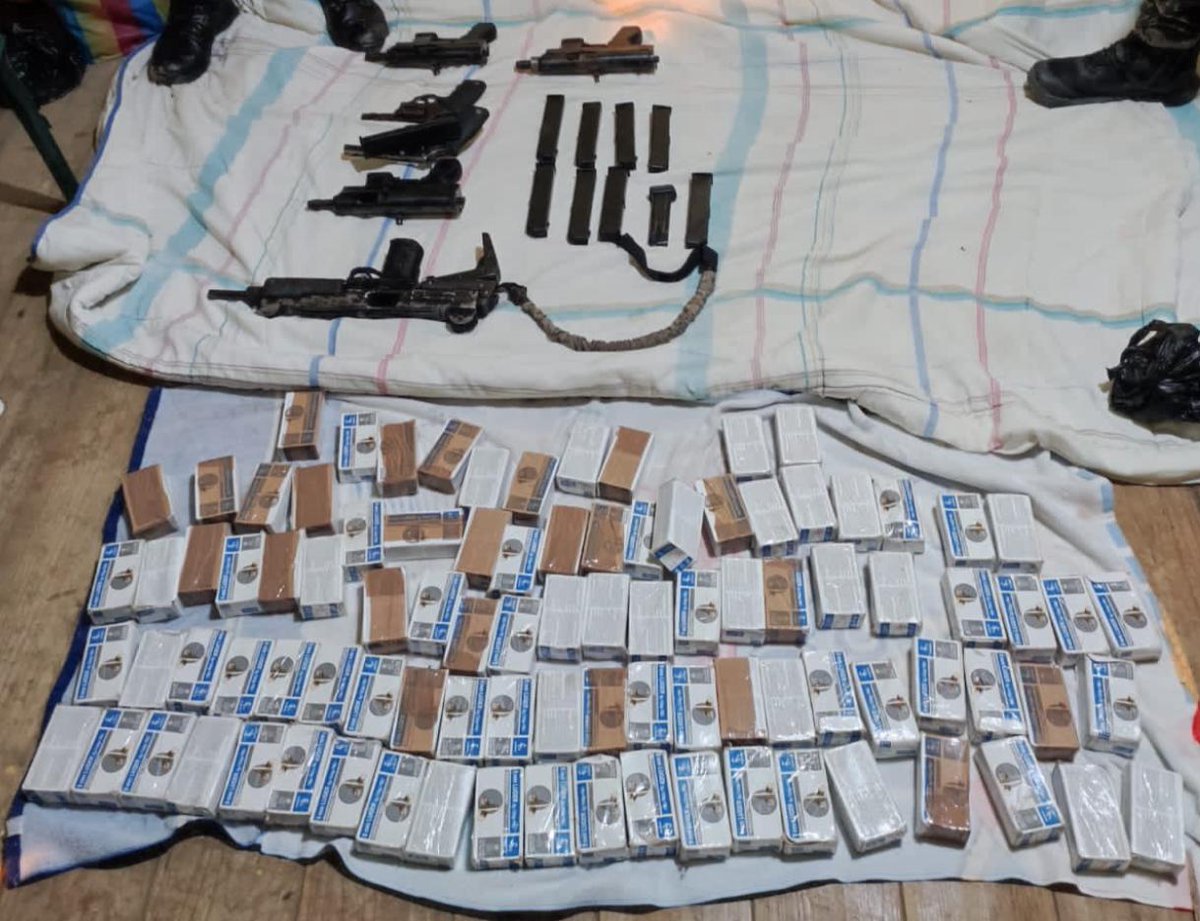 FFAAECUADOR's tweet photo. @FFAAECUADOR en coordinación con la @PoliciaEcuador realizaron varios allanamientos a viviendas en los sectores #ElRegocijo y #ElEmbudo, decomisando:
5 subametralladoras
90 cajas de municiones de 9 mm
2 artefactos explosivos
chalecos antibalas
Más inf. 👉 https://t.co/g8jE0zg2YQ https://t.co/OGsBOwxpy4