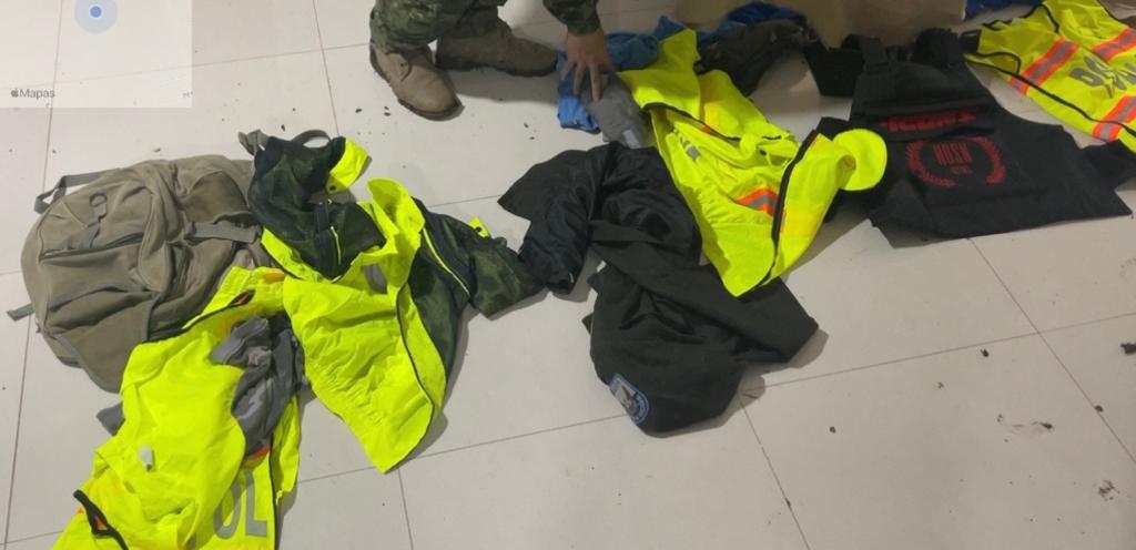 FFAAECUADOR's tweet photo. @FFAAECUADOR en coordinación con la @PoliciaEcuador realizaron varios allanamientos a viviendas en los sectores #ElRegocijo y #ElEmbudo, decomisando:
5 subametralladoras
90 cajas de municiones de 9 mm
2 artefactos explosivos
chalecos antibalas
Más inf. 👉 https://t.co/g8jE0zg2YQ https://t.co/OGsBOwxpy4