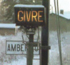 Le pire étant les jours de givre. 
C’est l’ennemi mortel des pantographe. Ça les use très très vite.  Nous avons même une signalisation de prévention spécifique à ce risque.