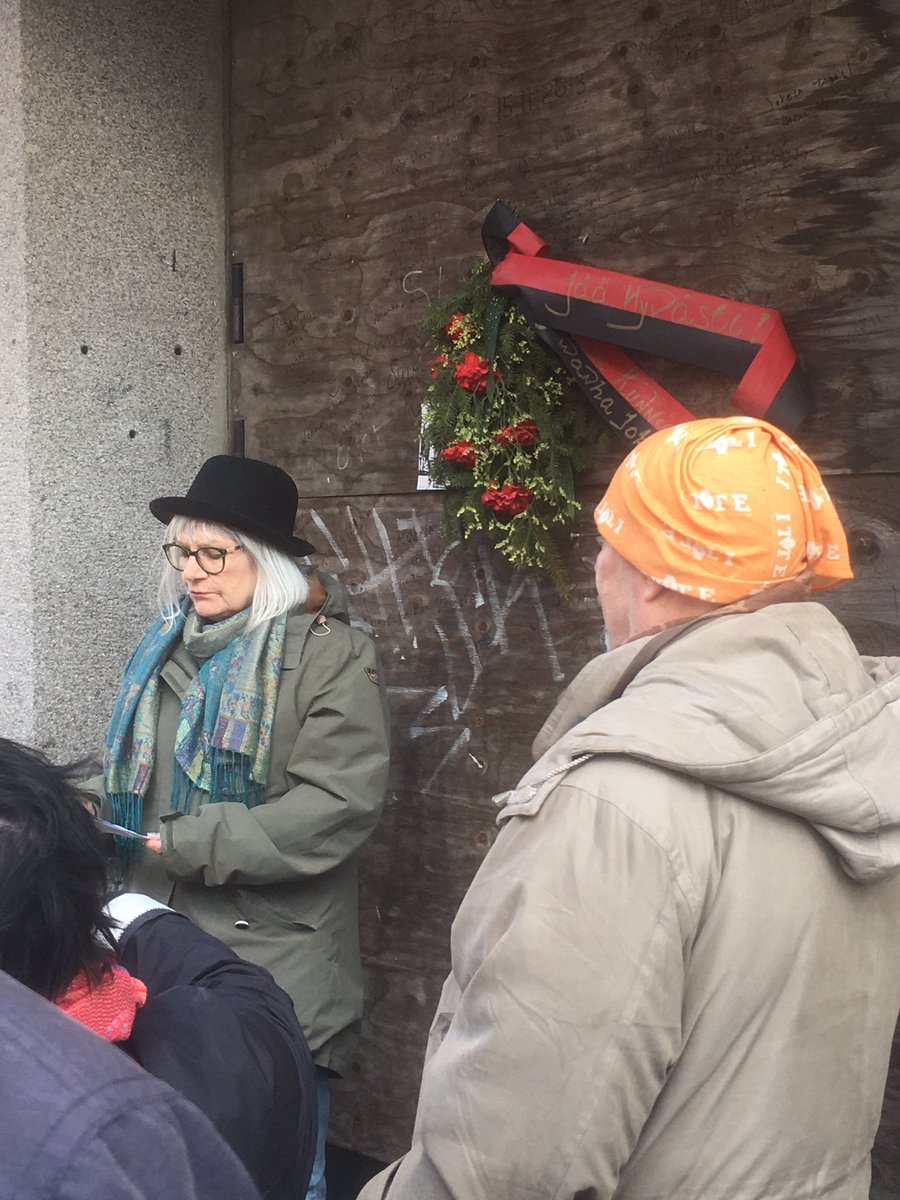 Vanhasta muistista: eilen jonossa Joensuun Wanhan Jokelan ovella - ei onnistunut nytkään sisäänpääsy. Riitta Nyberg naulasi seppeleen oveen ja Ulla Vaarnamo yltyi runonlausuntaan. Legendaariselle kulttuurirakennukselle on purkulupa… Suosittelen Tommi Raition dok: ’Oothan vielä’.