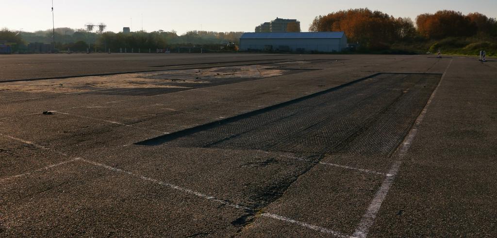 Waarschuwing aan bezoekers strand Hoek van Holland. Er zijn stukken uit het asfalt gefreesd, maar er zijn geen waarschuwingsborden geplaatst. #gevaarlijk