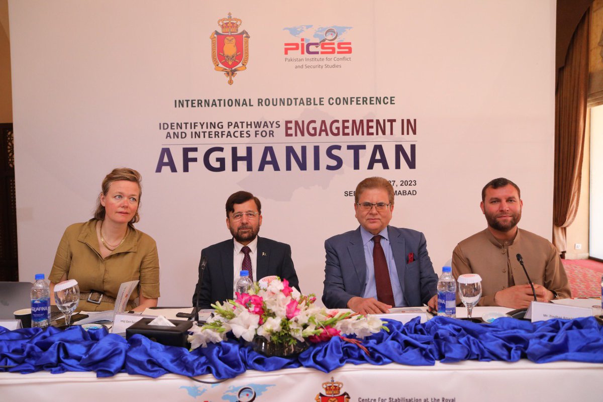 ZiaulhaqAmarkhi's tweet photo. د Royal Danish Defense Collage او PICSS نهادونو له لورې د افغانستان په اړه جوړ شوي کنفرانس کې مې د ګډون پر مهال له نړيوالو غوښتنه وکړه چې له افغانستان څخه د لاس اخیستلو پر ځای دې د 40 ميليونه افغانانو لاس نيوی وکړي.
ټينګار مې وکړ چې افغان ملت نور له جګړې ستړی دی او د ټولو منازعاتو د حل په موخه دې د افغانانو ترمنځ خبرو او تعامل لپاره زمينه برابره شي.
د نړيوالو له لورې د افغانانو ملاتړ زموږ بشري حق، دا د نړۍ او افغانو په خير او دا ملت تنها پرېښودل د ټولو په زيان تماميدلی شي.