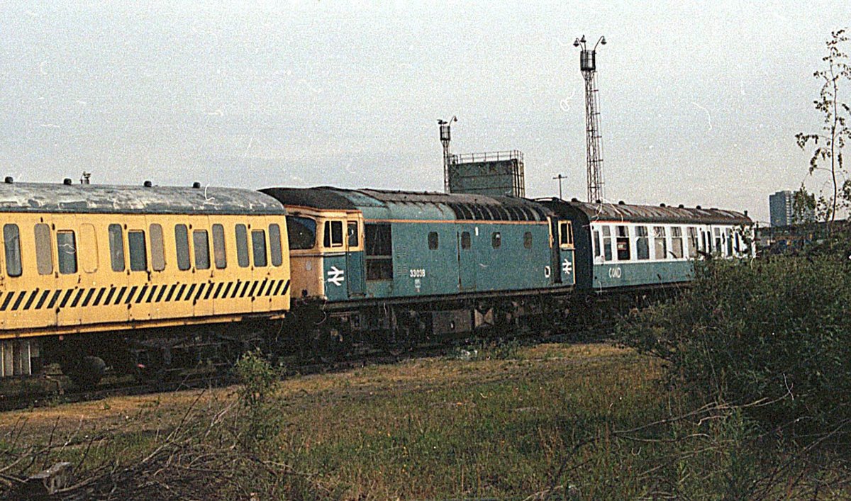 mavmaramis's tweet photo. 33038. BRCW works no. DEL148, 1961. New as D6556 to 73C (Hither Green), withdrawn 1988, scrapped HNRC, EMR Kingsbury, 06/2001. Photo: Stratford Depot, 08.06.1990. #DIESEL #railway #locomotive #Stratford #BRCW #Birmingham #Smethick #Class33 @NamiHusky https://t.co/Y3QonEMI7H