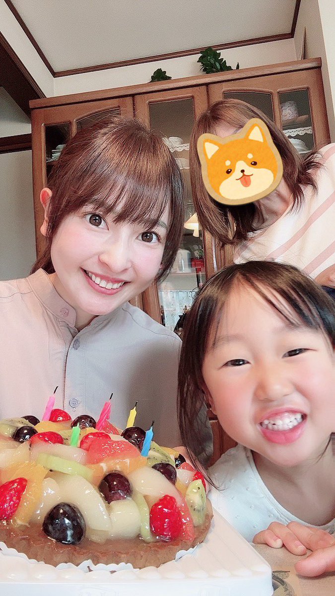 miiipon__'s tweet photo. 沢山のコメントありがとうございます💌
少しずつ返信していきます🧸

今日は実家でケーキ買ってもらいました😊✨

一緒にお泊まりしてた姪っ子とお母さんとパシャリ📷✨ https://t.co/r31xWkugzn