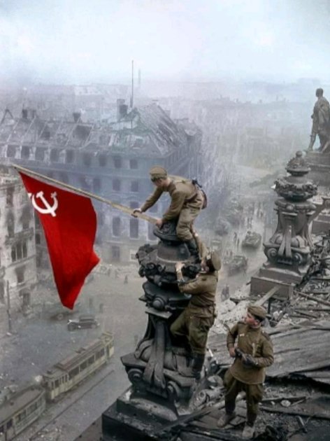 Сегодня, 30апреля,памятная дата.30апреля 1945г в 21час 45мин воины Красной армии водрузили Знамя Победы над Рейхстагом в Берлине.