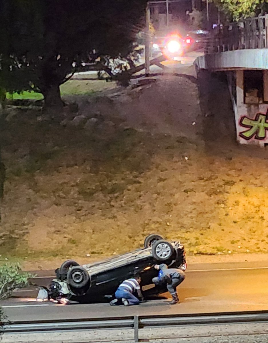erikagarcialoc's tweet image. 2.40am | Se cayó un auto del puente de calle Lamadrid al Acceso Sur.
Conductor atrapado dentro. Esperando policía y ambulancia

#Dorrego #Accidente
