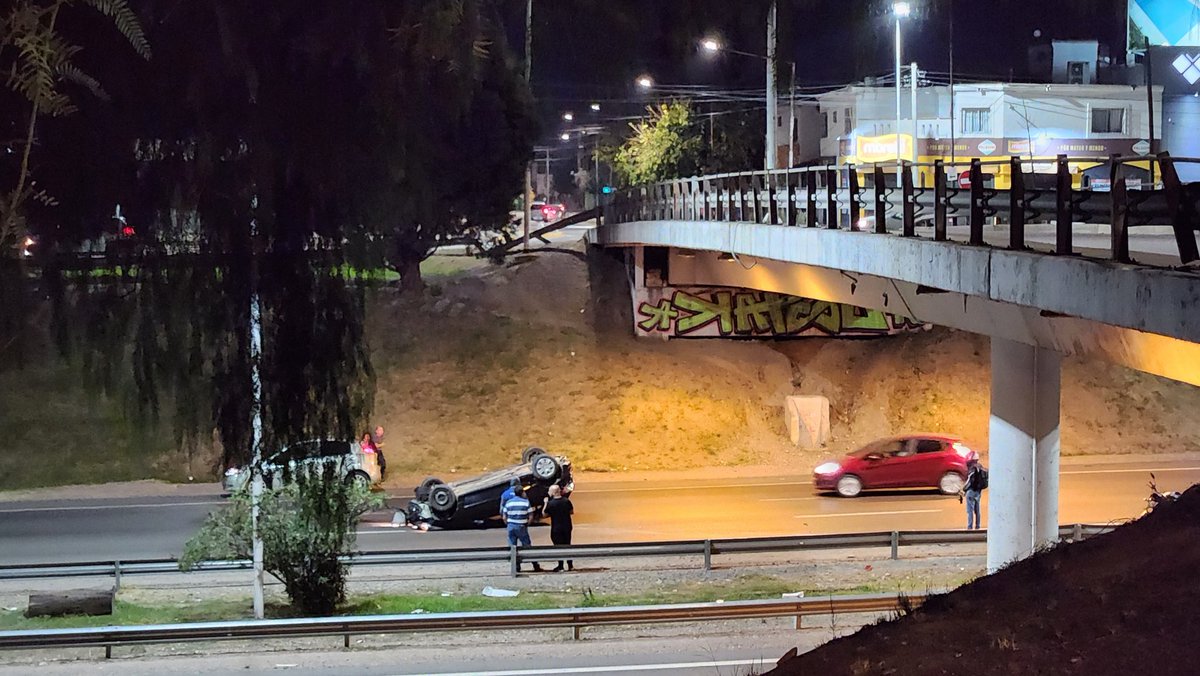 erikagarcialoc's tweet image. 2.40am | Se cayó un auto del puente de calle Lamadrid al Acceso Sur.
Conductor atrapado dentro. Esperando policía y ambulancia

#Dorrego #Accidente
