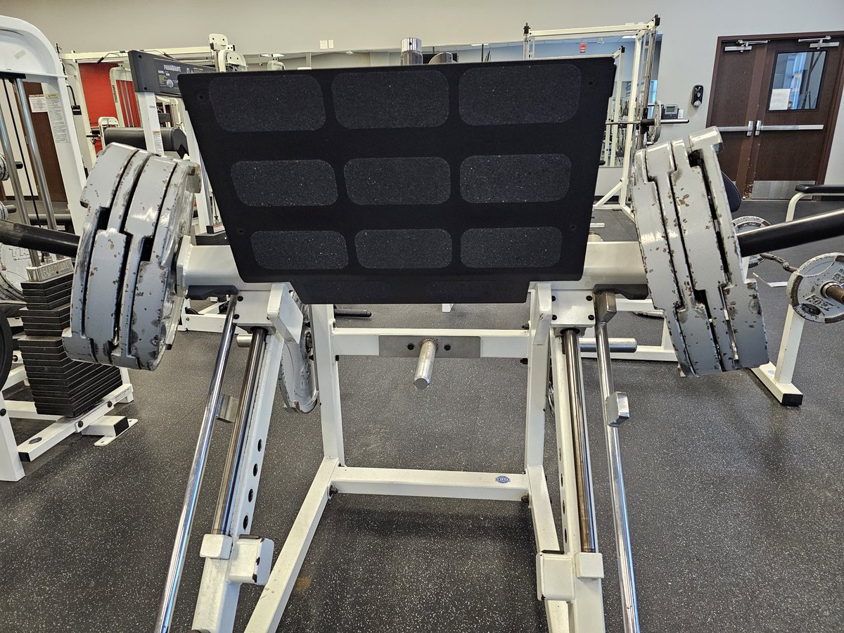 TrashBandicootx's tweet photo. Ya boy out here leg pressing 360lbs 
(wait for the follow-up lol) https://t.co/aPjSl3SsJe