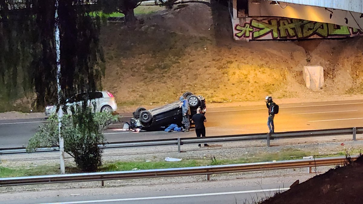 erikagarcialoc's tweet image. 2.40am | Se cayó un auto del puente de calle Lamadrid al Acceso Sur.
Conductor atrapado dentro. Esperando policía y ambulancia

#Dorrego #Accidente