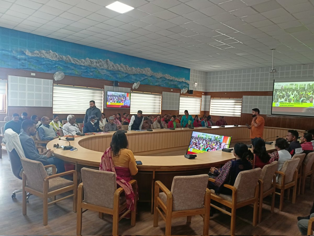 USRLMPAURI's tweet photo. Fisheries farmers, SHG women &amp; anganwadi didi participation in the Man ki Baat 100th episode in presence of DM sir &amp; ADM ma'am. pauri garhwal
#ManKiBaat100 #ManKiBaat https://t.co/fcFXAUt1W8