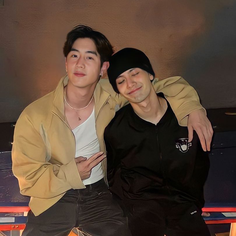 eyesonmarkson's tweet photo. almost 12 years of friendship. They are so precious to me 💓 https://t.co/vyAdHgFve8