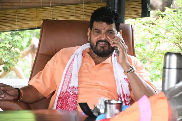 RATHOUR__AMIT__'s tweet photo. निमंत्रण नही भेजें जाते, जंग- ए- #स्वाभिमान में, 
जिनके रक्त में #क्षत्रियत्व जिंदा है..
वह स्वयं ही कूद पड़ते है मैदान में" 

ब्रजभूषण शरण सिंह जी पर अगर किसी दबाब के तहत कार्यवाही हुई तो पूरा क्षत्रिय समाज सड़कों पर उतरने के लिये मजबूर हो जाएगा।
#NationWithBBSS https://t.co/S8Q4Hjz5QU