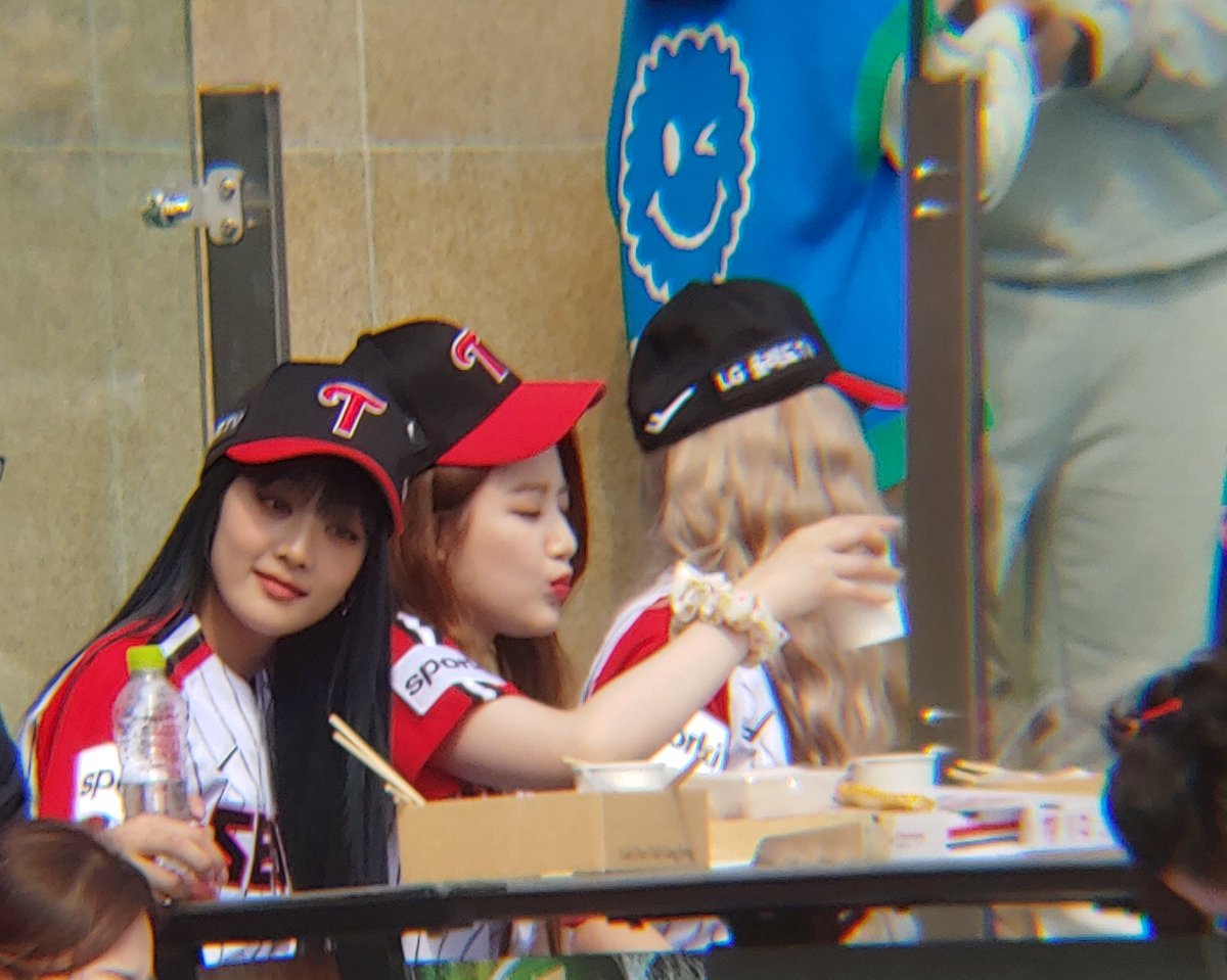 rengkkyu's tweet photo. 230430 잠실야구장 LG vs KIA

(여자)아이들 민니 우기 슈화 https://t.co/nW7urdeG1z