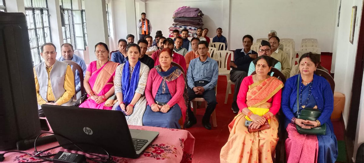 TRIVENDRASAH's tweet photo. मन की बात 100 वे संस्करण का श्रवण करते भवाली मंडल के निवासी ।।
#मन_की_बात #मनकीबात१०० #NarendraModi
@HarbolaKartik @Shashankrawat29 @pushkardhami https://t.co/FPHspi69Tl