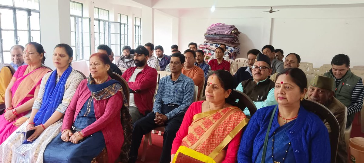 TRIVENDRASAH's tweet photo. मन की बात 100 वे संस्करण का श्रवण करते भवाली मंडल के निवासी ।।
#मन_की_बात #मनकीबात१०० #NarendraModi
@HarbolaKartik @Shashankrawat29 @pushkardhami https://t.co/FPHspi69Tl