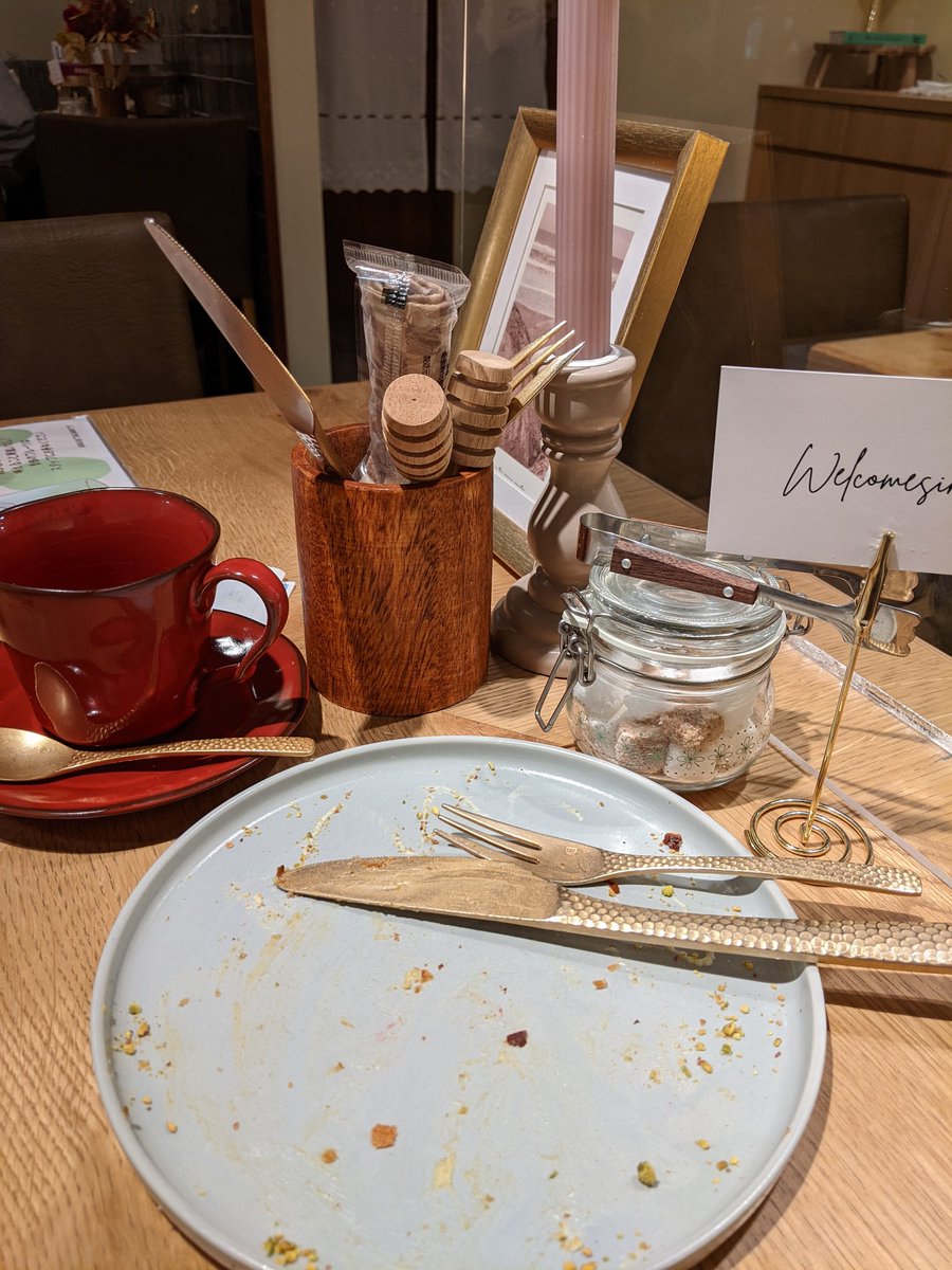 tanin_chan0414's tweet photo. 京都の路地裏カフェ。
店内は女性向けのオシャレ内装。
スイーツは甘さ控えめだから、彼女に引きづられてきた男性でもサクッと食べられるかと。ここでデートしたい。
#sinoa
クロワッサンサンド:¥800-
竹炭焙煎珈琲:¥450-
TOTAL:¥1,250-
価格帯:¥1,000~¥1,500
#カフェ巡り好きな人と繋がりたい https://t.co/coe566zeQZ