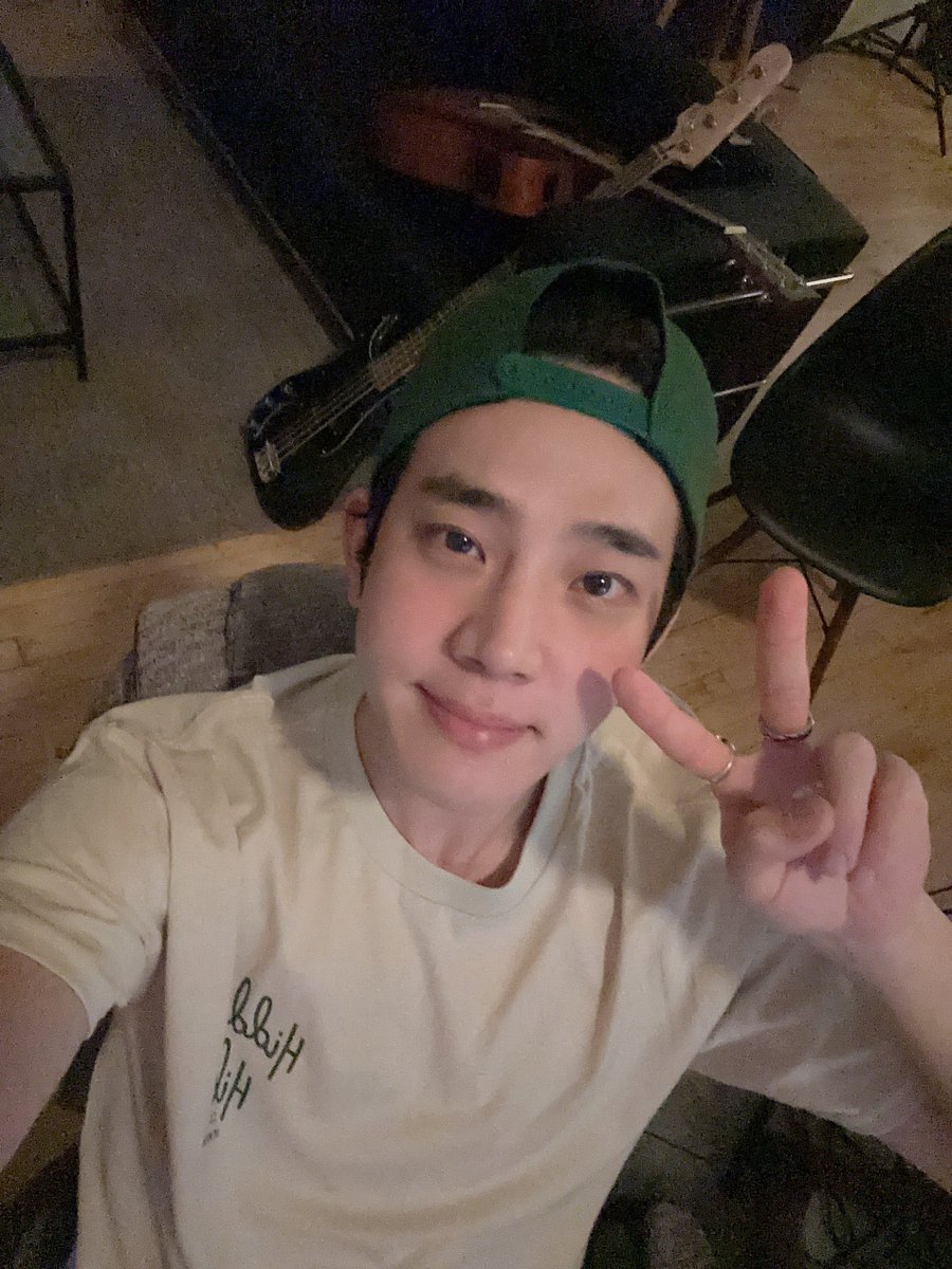 TheroseFansMex's tweet photo. A donde tan guapo y con foto tan boys material ? 🥹🥰😍🥰 @parclassic https://t.co/A2bYkHGhtL