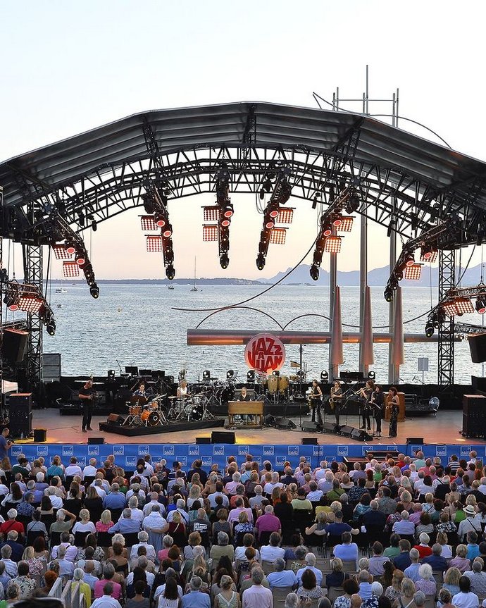 MaRegionSud's tweet photo. 🎷 C'est la journée internationale du Jazz ! 
En Région Sud, on swingue tout au long de l'année avec de nombreux festivals tels que @JAZZAJUAN, le plus vieux festival de jazz d’Europe, @JAPorquerolles , @nicejazzfest ou encore @MarseilleJazz  ! 
#JazzDay https://t.co/IhMUb7yfSn