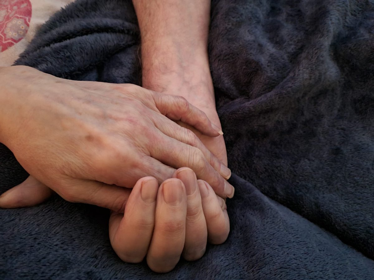 'We knuffelden tot het laatste moment, terwijl mijn ouders ons verlieten, hand in hand.'

Dochter Linda vertelt hoe zij de wens van haar ouders om tegelijk te sterven en het afscheid heeft ervaren. Een vervolg op het interview met Joyce de Bruin gisteren.
carend.nl/column/de-duo-…