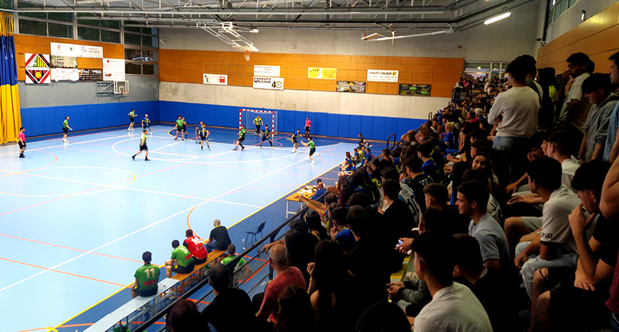 CatHandbol's tweet photo. El @bmpolinya guanya a un gran @HandbolCornella i aconsegueix l'ascens a #LligaCatH, després d'un partit jugat enmig d'un ambient sensacional. https://t.co/Co8L3dVX0u