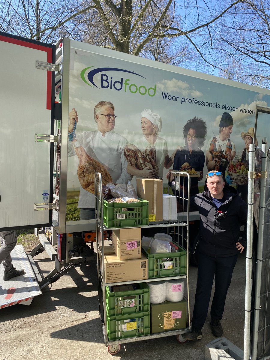 Wie hard werkt, moet goed eten. Daarom zorgt de crew catering zo goed voor onze vrijwilligers. 🍽 Tom en zijn team doen dat graag samen met onder andere Bidfood.