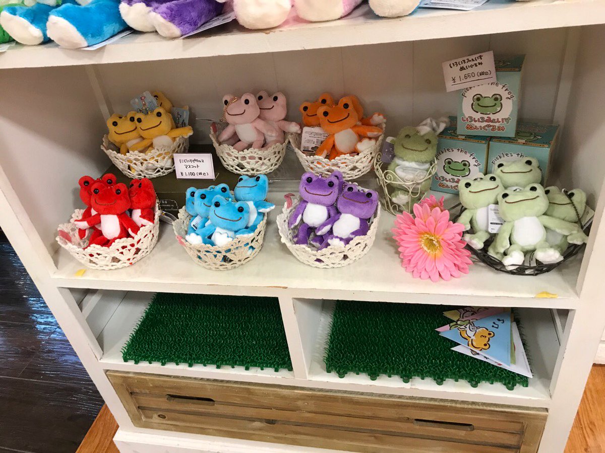 pickles_my_life's tweet photo. 「にじいろピクルス」MCの値段表記が旧価格❗️🤣🤣
(タグ及び実売は新価格🤣)
#八戸市
#hachinohe_city
#ラピア
#lapia
#クイーンズパステル
#queens_pastel
#かえるのピクルス
#pickles_the_frog https://t.co/w1zLgWdcOy