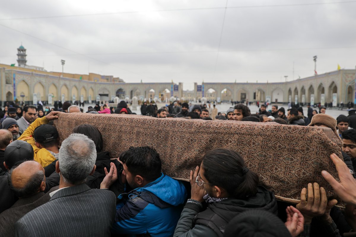 ImamRezaEN's tweet photo. Imam Ali (as): “May Allah have mercy on the man who knows that his breaths are but his steps towards his end, so he hastens to perform good deeds and cuts short his high hopes.”

Ghurar al-Hikam, no. 5214 https://t.co/FpiX0u288F
