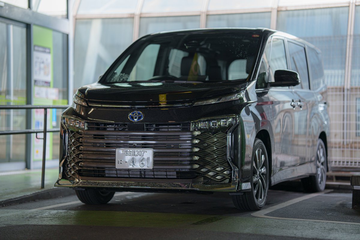 hisato_vab's tweet photo. やっとこさ納車しました
ヴォクシーのハイブリットです
納期11ヶ月でした
みんな予想出来てたかな？ https://t.co/swkf5aN2So