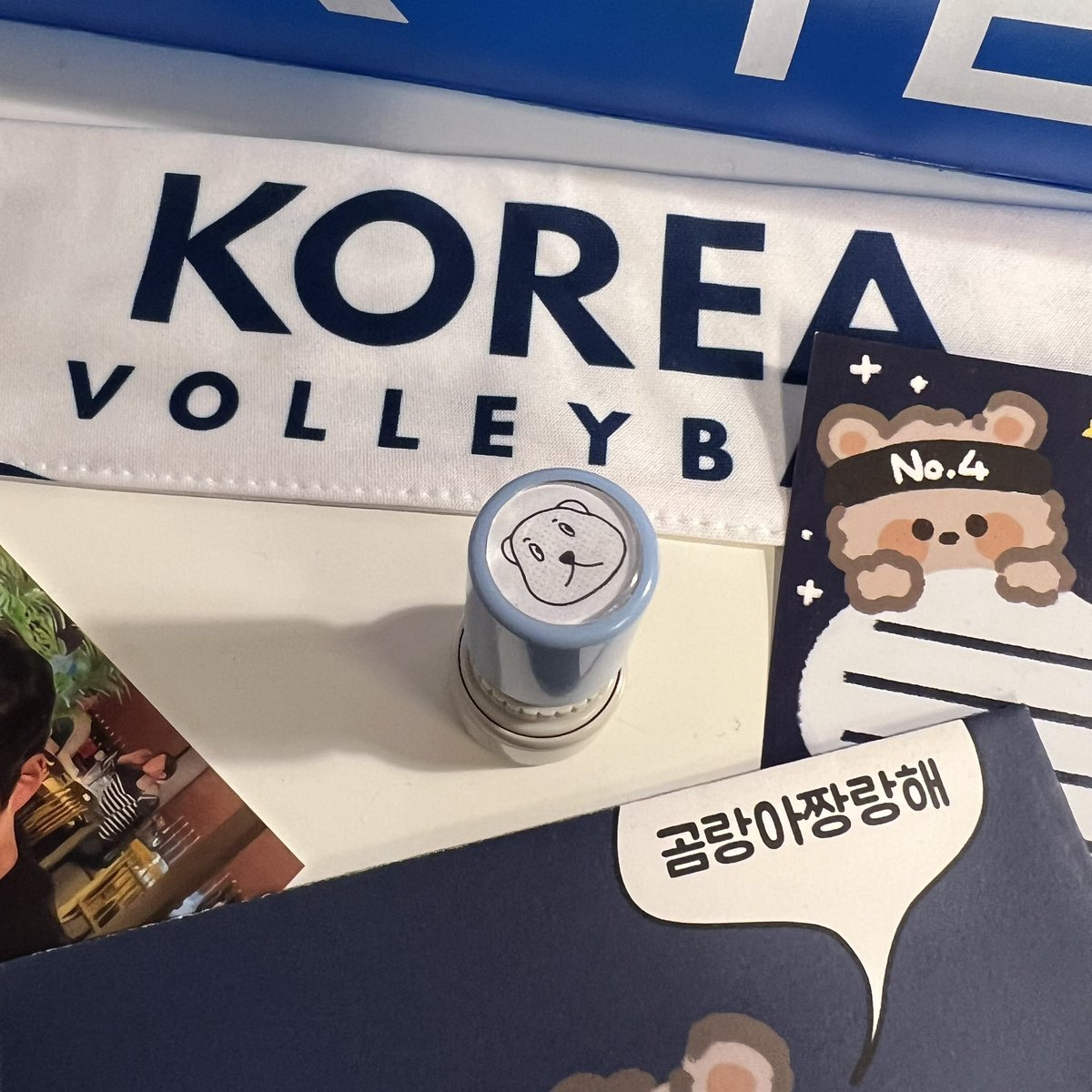 kkong_119's tweet photo. 곰이랑 고양이가 잇내요 귀여우이

 #기업은행에서_4번_김희진이가_하여튼_오늘_생일이곰 https://t.co/xMsWRG8R4O