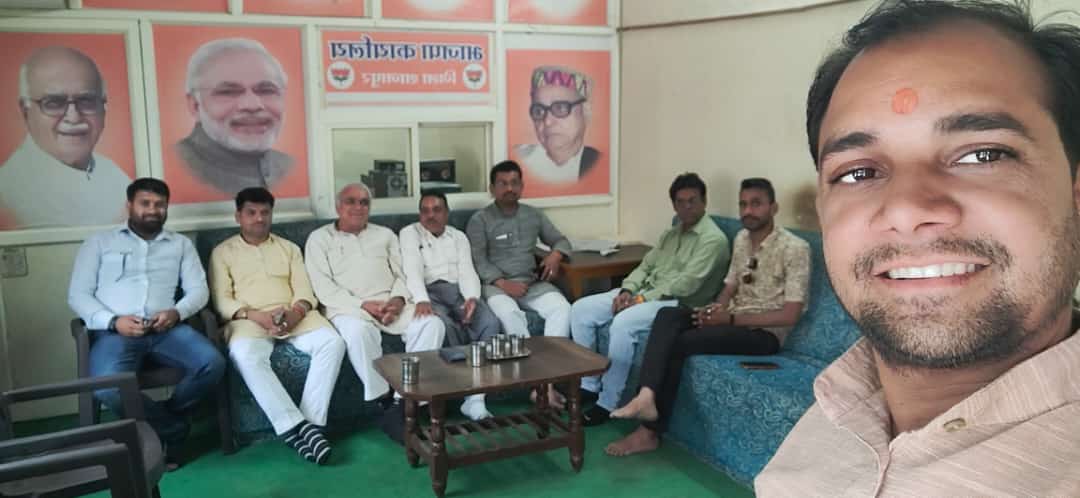 vipulkaseraBjp's tweet photo. आज देश के प्रधानमंत्री नरेन्द्र मोदी जी के मन की बात को सुना गया । #MannKiBaat100 https://t.co/0jBtfGTo0R