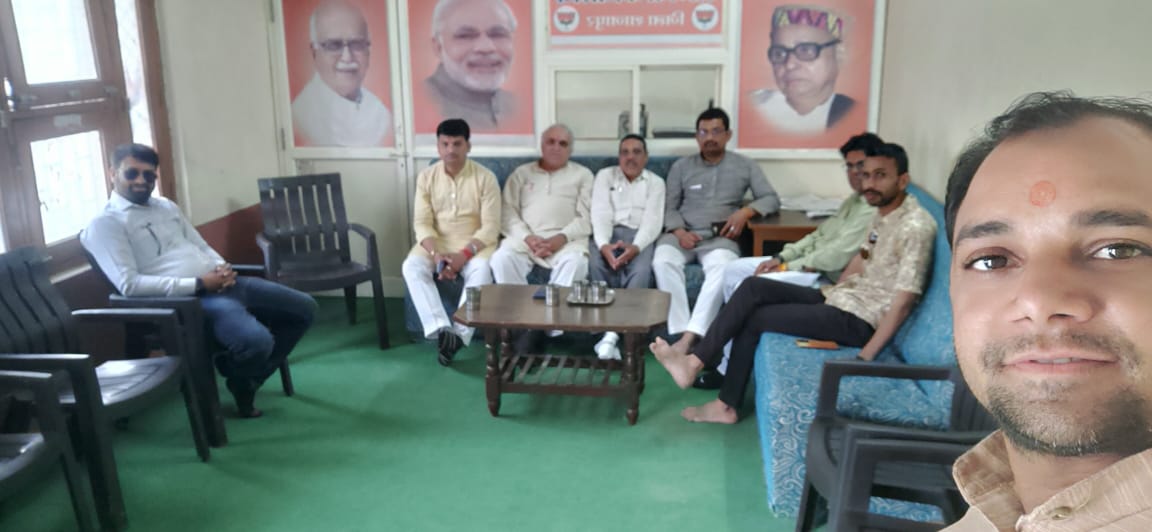 vipulkaseraBjp's tweet photo. आज देश के प्रधानमंत्री नरेन्द्र मोदी जी के मन की बात को सुना गया । #MannKiBaat100 https://t.co/0jBtfGTo0R