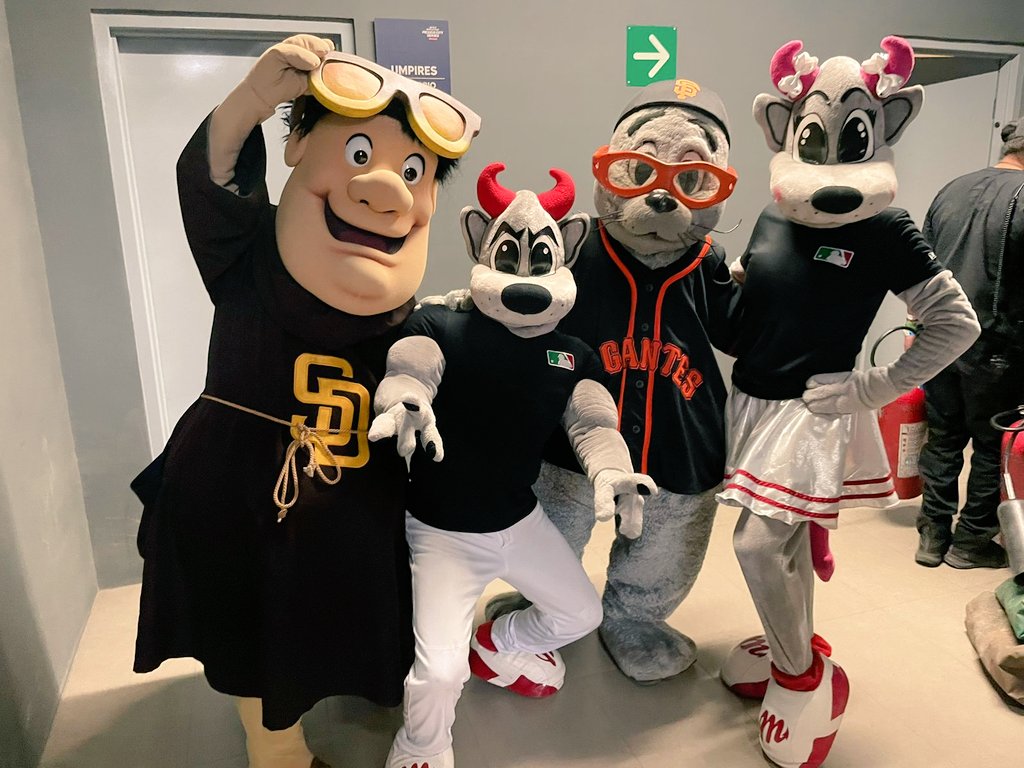 Rocco00MX's tweet photo. Roccy y yo haciendo amistades  internacionales. @TheSwinginFriar  de @LosPadres y Lou Seal de @SFGigantes 
🇲🇽🇺🇸⚾🏟️💥
Guafff 🐶 https://t.co/kVTgrHf5ch