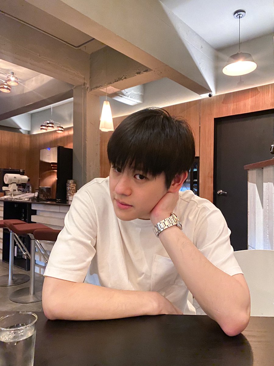 หล่อสะอาดเหมือนอาบน้ำวันละหลายพันครั้ง 🥹💖
IG: pluem_purim