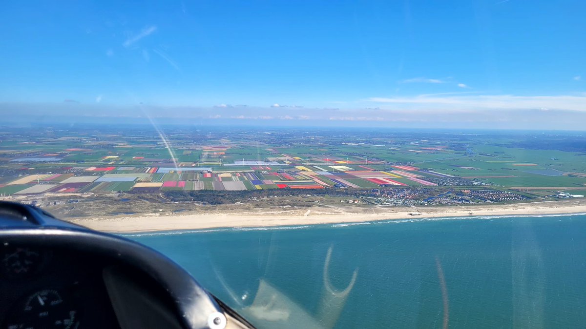 🌷 𝗧𝘂𝗹𝗶𝗽𝘀, 𝘁𝘂𝗹𝗶𝗽𝘀 𝗲𝘃𝗲𝗿𝘆𝘄𝗵𝗲𝗿𝗲... #aerialsurvey #aerialphotography #dutchtulips