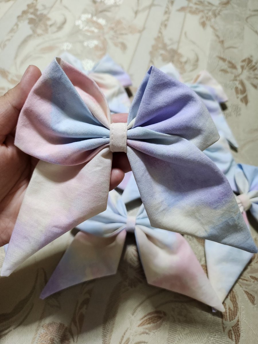hann1Vee's tweet photo. hi! we'll be giving away these freebies on may 7 🫶🏻

1. R to V keychains ❤️🖤
2. Handmade bow clips 🌈
3. Candies w/ RV decal stickers 🍬

- like and rt 
- 1:1 (please see reply below!)
- loc tba

#RtoVinManila
#RedVelvet4thConcert_RtoV_inMNL
#REDVELVETinMNL2023
#RedVelvet https://t.co/oZtZOAxcxx
