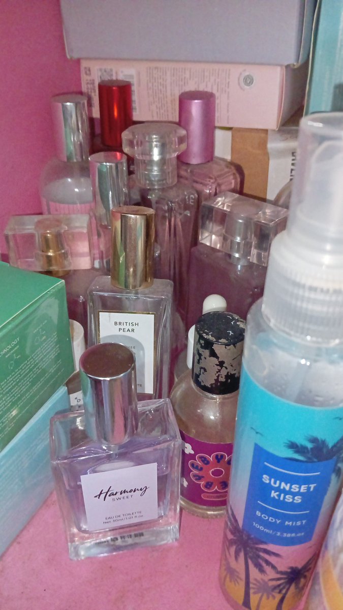mitchii010's tweet photo. ✨Rekomendasi Parfume Tahan Lama, dan Wangi✨

(berdasarkan dari pengalaman pribadi)
#PARFUM #minyakwangi #tahanlama #parfumewangi #rekomendasishopee https://t.co/oYqmZTY0hm