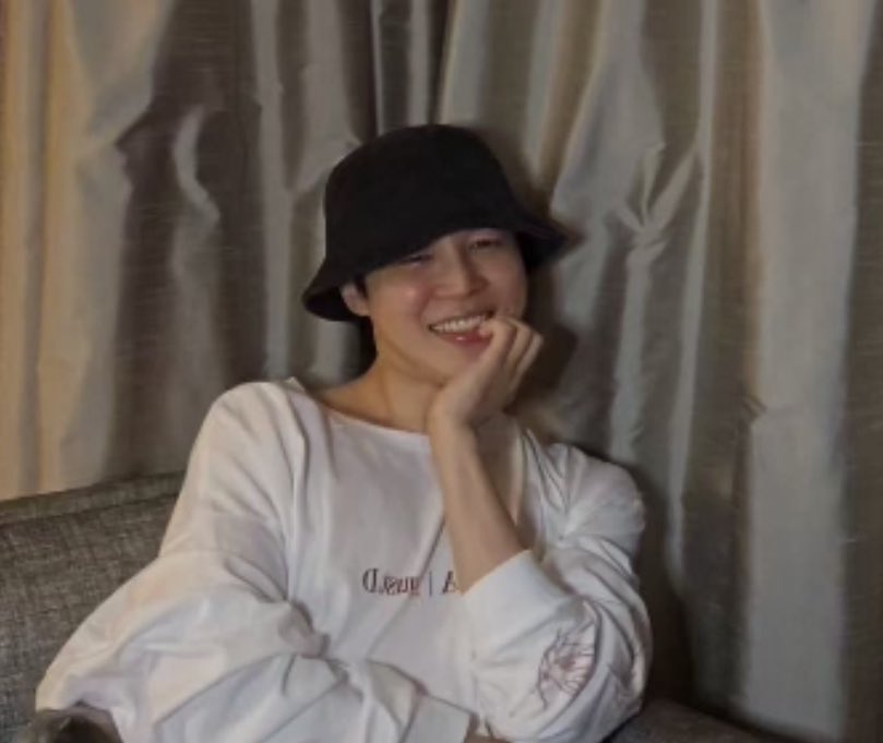 httyoonmine's tweet photo. Jimin diciendo que yoongi rompio la guitarra por que él fue a verlo y eso lo puso nervioso dios flaco no le tienes miedo al éxito te amo https://t.co/PjsgIDmnpr