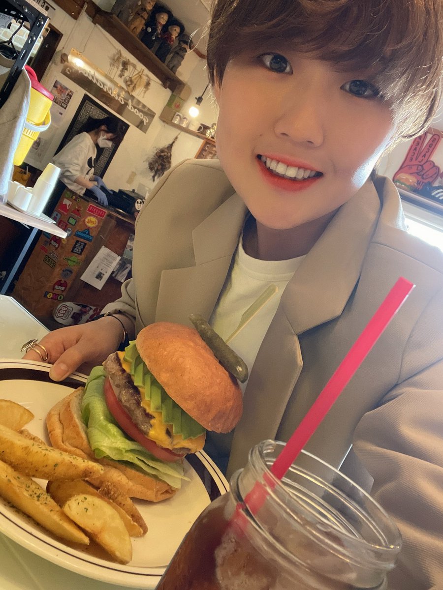 でかいハンバーガー食べた！！
美味しかったです🍔

#ミスショート2023 
#ショートカットしか勝たん🫶 
#goodvibration #弾丸旅行 #群馬県