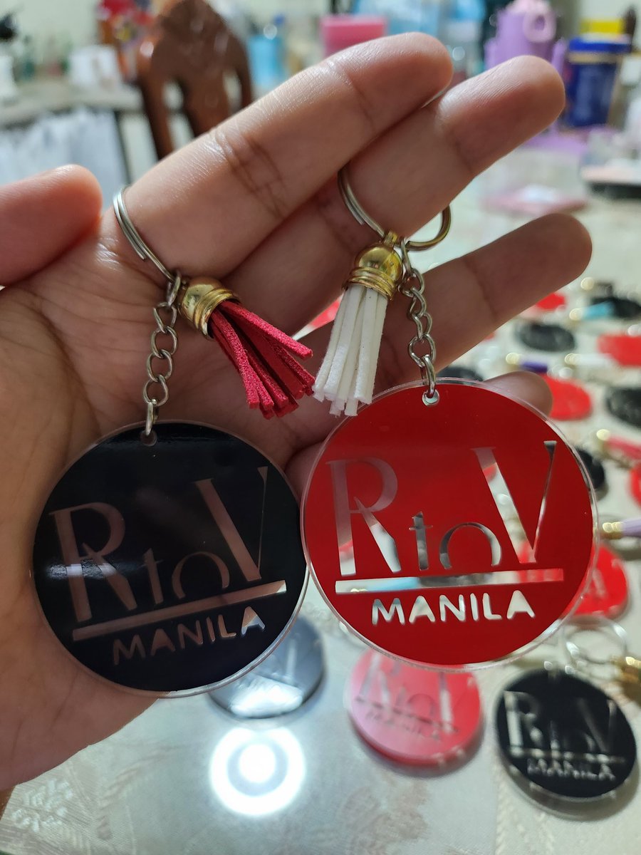 hann1Vee's tweet photo. hi! we'll be giving away these freebies on may 7 🫶🏻

1. R to V keychains ❤️🖤
2. Handmade bow clips 🌈
3. Candies w/ RV decal stickers 🍬

- like and rt 
- 1:1 (please see reply below!)
- loc tba

#RtoVinManila
#RedVelvet4thConcert_RtoV_inMNL
#REDVELVETinMNL2023
#RedVelvet https://t.co/oZtZOAxcxx