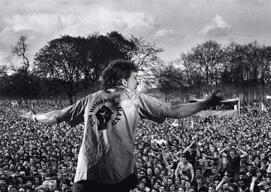 45 years ago today, on 30 April 1978, Rock Against Racism &amp; the Anti-Nazi League held a Carnival Against The Nazis in Victoria Park, Hackney. The Clash, Tom Robinson Band, X-Ray Spex, Steel Pulse, Misty in Roots &amp; the Ruts played to 80,000 people.
[Pics: Syd Shelton] 
🧵1/7