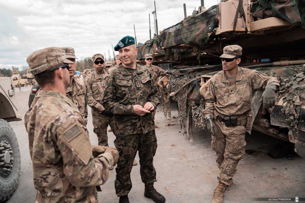 16Dywizja's tweet photo. SPD #16DZ miał okazję zapoznać się z wyposażeniem, jakie posiada #2ABCT podporządkowana dywizji podczas szkolenia #CombinedResolve 18. Była to również okazja do rozmowy z podoficerami #2ABCT, na temat jak wygląda służba w US Army.
@MON_GOV_PL @DGeneralneRSZ #Hohenfels https://t.co/sl45BVWEy0