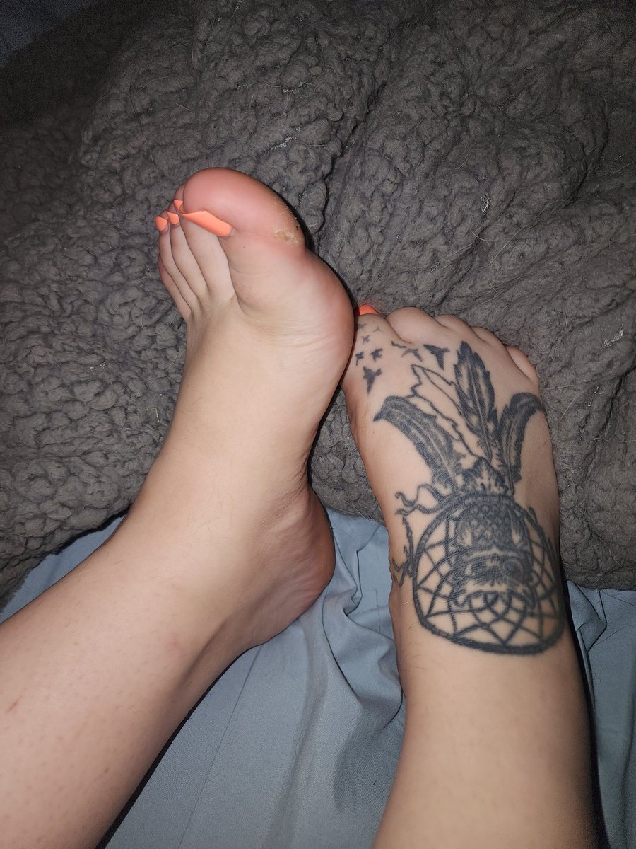 Vet_tech_feet's tweet photo. Time for some sleep! I love this weighted blanket. #feetfinder #feetfetish #feetworshi̇p #footmodel #footphotography #bedtime #flexedtoes #foottattoo https://t.co/jQ8tMA1G9J