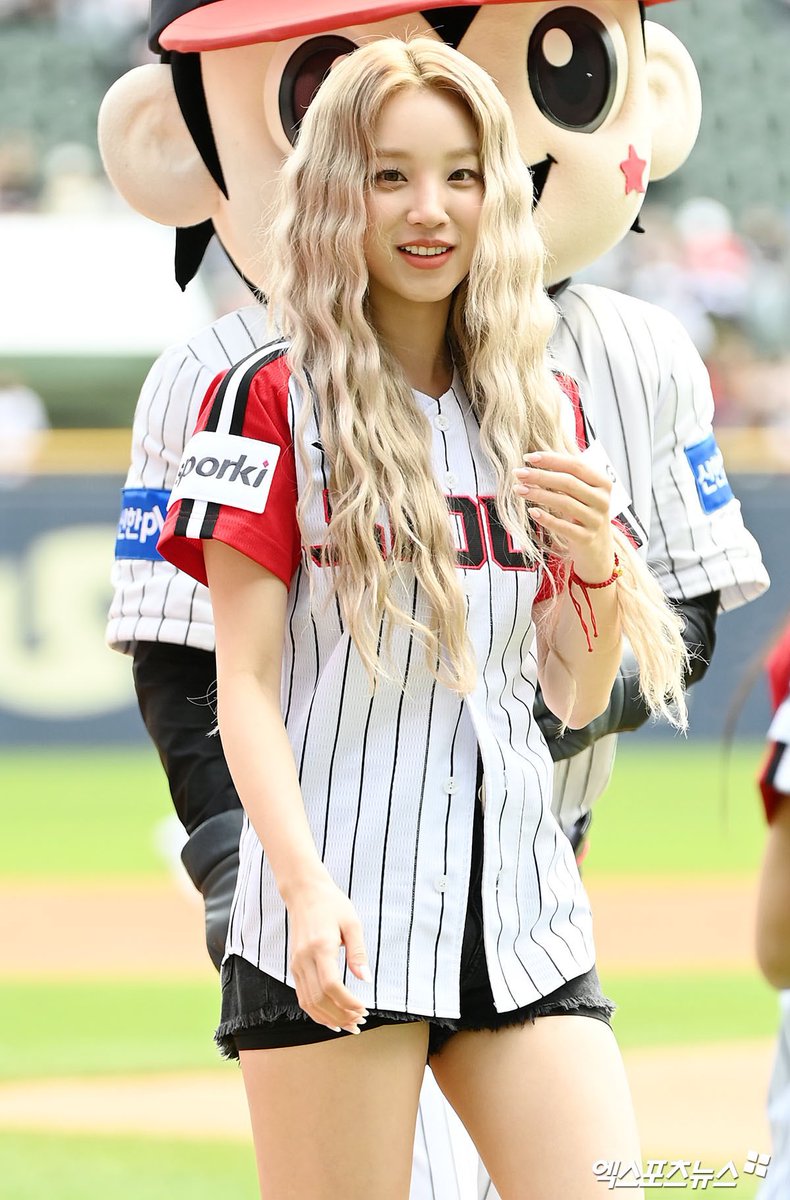 hourlyyuqi's tweet photo. she looks so good https://t.co/Imn3rmPNzv