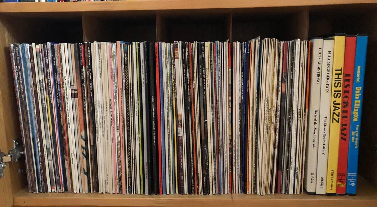 Bütün müzikler güzeldir ve hayatın parçasıdır ama caz hayatın ta kendisidir. 30 Nisan Uluslararası Caz Günü'nü, koleksiyonumdaki 40-45 yıllık caz plâklarımla kutlamaktan daha güzel bir şey olabilir mi efendim? Canımız ve cazımız bol olsun... 🌿🌼