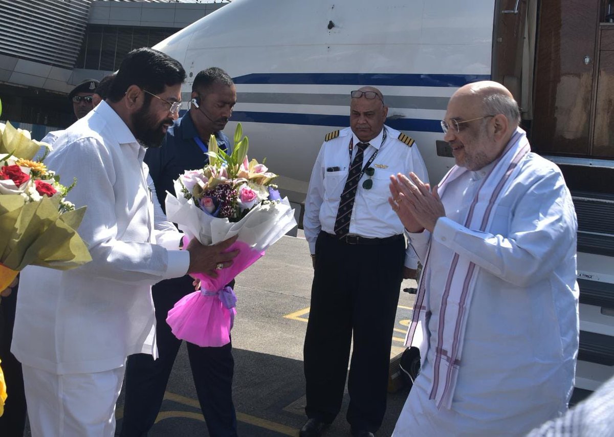 mieknathshinde's tweet photo. #मुंबई दौऱ्यावर आलेल्या केंद्रीय गृहमंत्री @AmitShah जी यांचे मुंबई विमानतळावर स्वागत केले. 

याप्रसंगी उपमुख्यमंत्री @Dev_Fadnavis उपस्थित होते.

#Mumbai #MannKiBaat100 #MannKiBaatAt100 https://t.co/yX7aXeL6RD