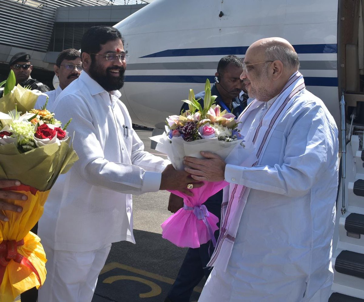 mieknathshinde's tweet photo. #मुंबई दौऱ्यावर आलेल्या केंद्रीय गृहमंत्री @AmitShah जी यांचे मुंबई विमानतळावर स्वागत केले. 

याप्रसंगी उपमुख्यमंत्री @Dev_Fadnavis उपस्थित होते.

#Mumbai #MannKiBaat100 #MannKiBaatAt100 https://t.co/yX7aXeL6RD