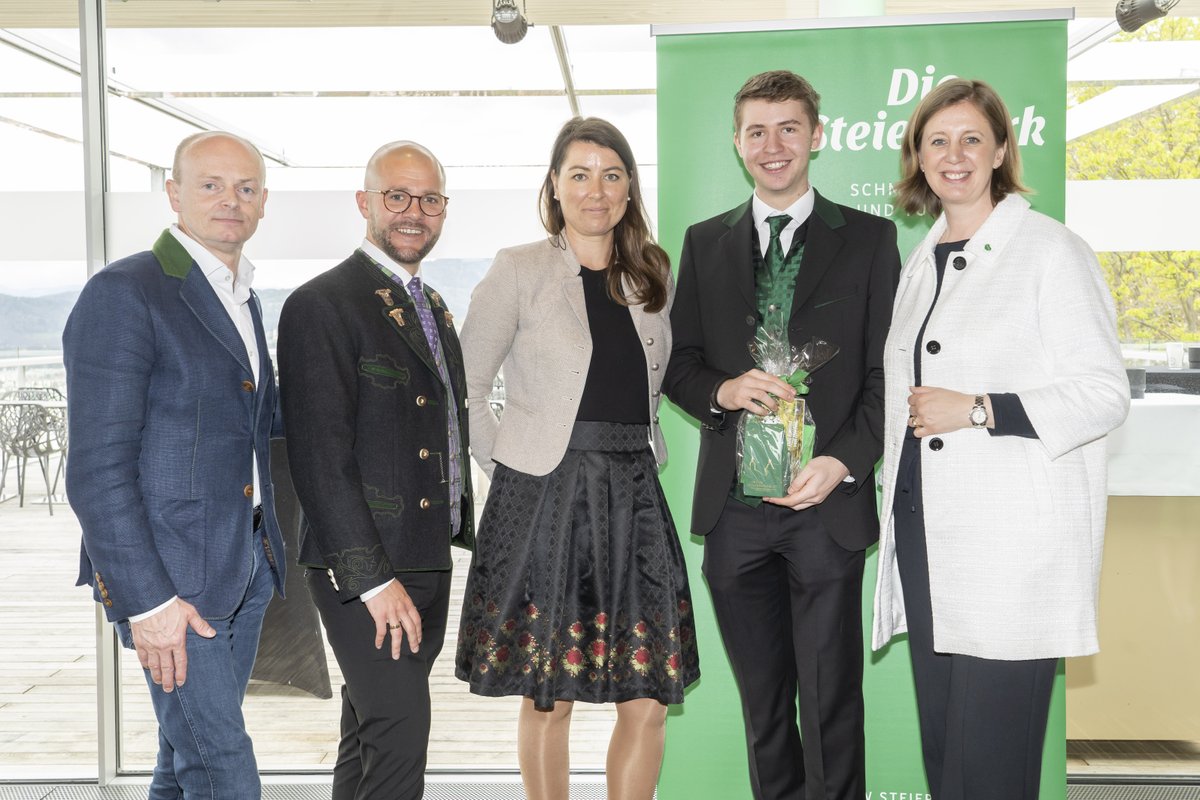 Wir sind stolz auf unseren Christian Handl der bei den Junior Skills Austria 𝗦𝗜𝗟𝗕𝗘𝗥 im Bereich Service für die Steiermark gewann. 🤩
Es folgte eine Einladung zur offiziellen Ehrung durch die Landesrätin MMag. Barbara Eibinger-Miedl in Graz. 👍

#steiermark  <a href="/wkstmk/">WKO Steiermark</a> #fex