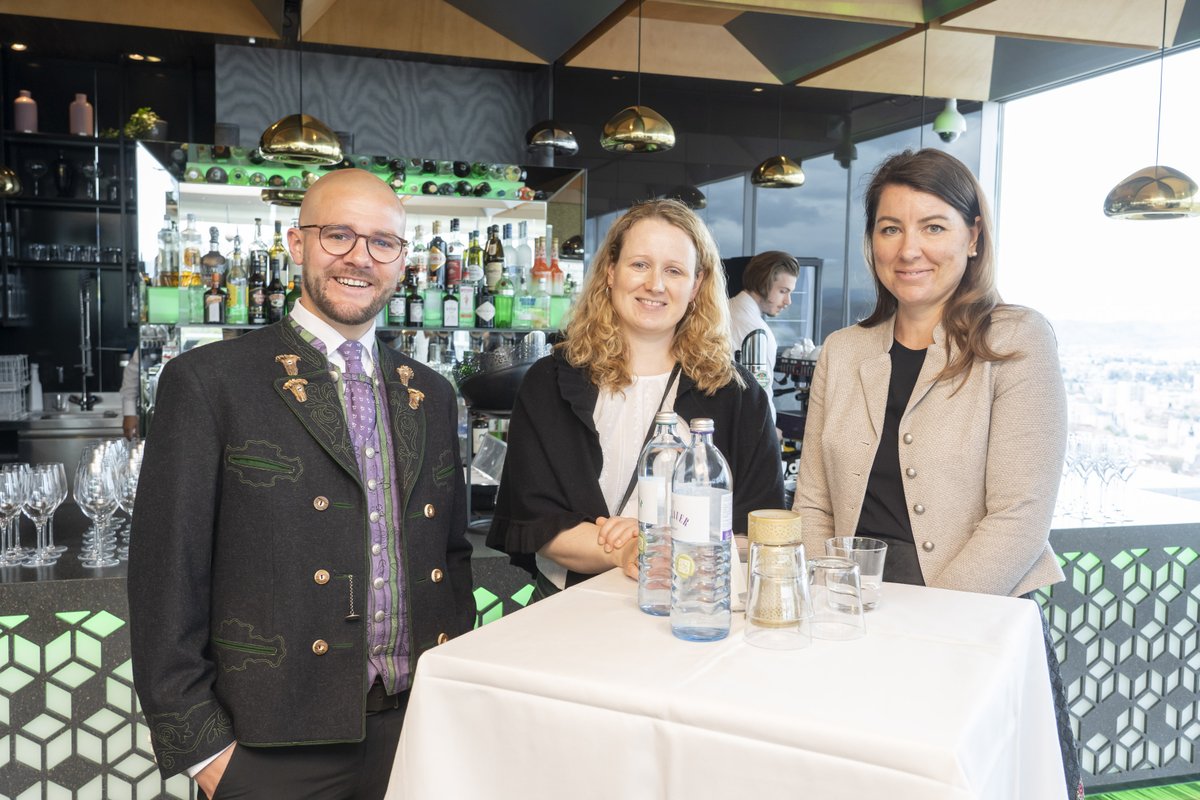HotelHoeflehner's tweet photo. Wir sind stolz auf unseren Christian Handl der bei den Junior Skills Austria 𝗦𝗜𝗟𝗕𝗘𝗥 im Bereich Service für die Steiermark gewann. 🤩
Es folgte eine Einladung zur offiziellen Ehrung durch die Landesrätin MMag. Barbara Eibinger-Miedl in Graz. 👍

#steiermark  @wkstmk #fex https://t.co/FSOc1WKRoJ